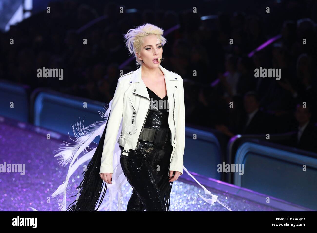 Cantante americana Lady Gaga compie durante il 2016 Victoria's Secret Fashion Show di Parigi (Francia), 30 novembre 2016. Foto Stock