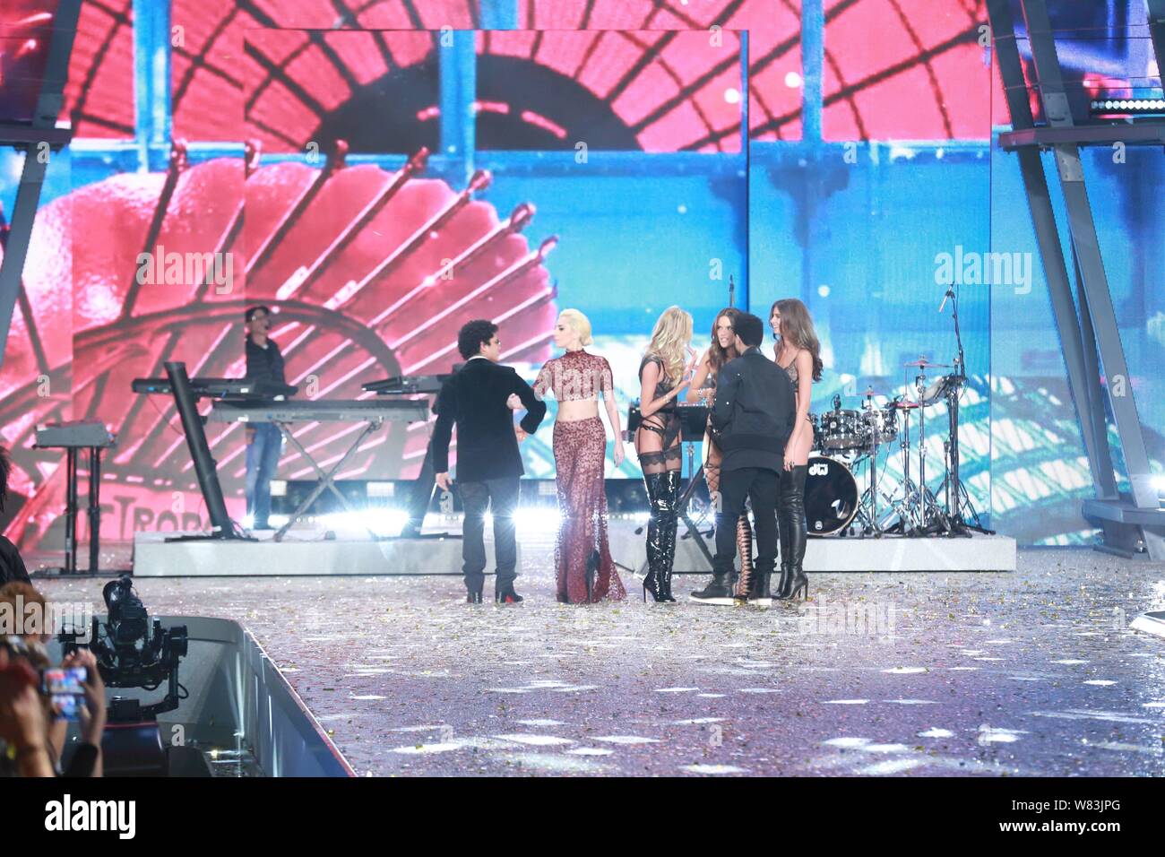 Visualizzazione modelli nuove creazioni durante il 2016 Victoria's Secret Fashion Show di Parigi (Francia), 30 novembre 2016. Foto Stock