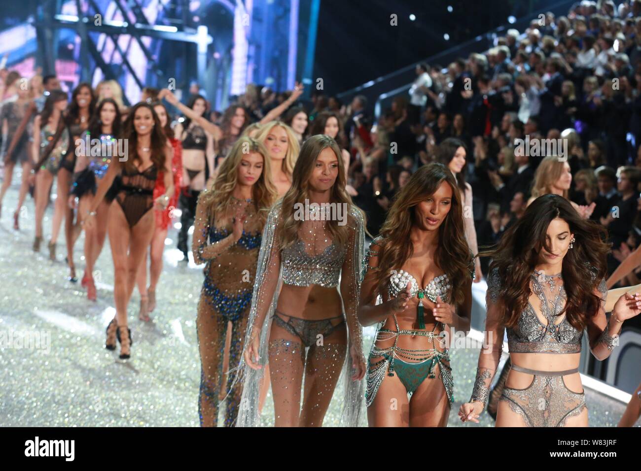 Visualizzazione modelli nuove creazioni durante il 2016 Victoria's Secret Fashion Show di Parigi (Francia), 30 novembre 2016. Foto Stock