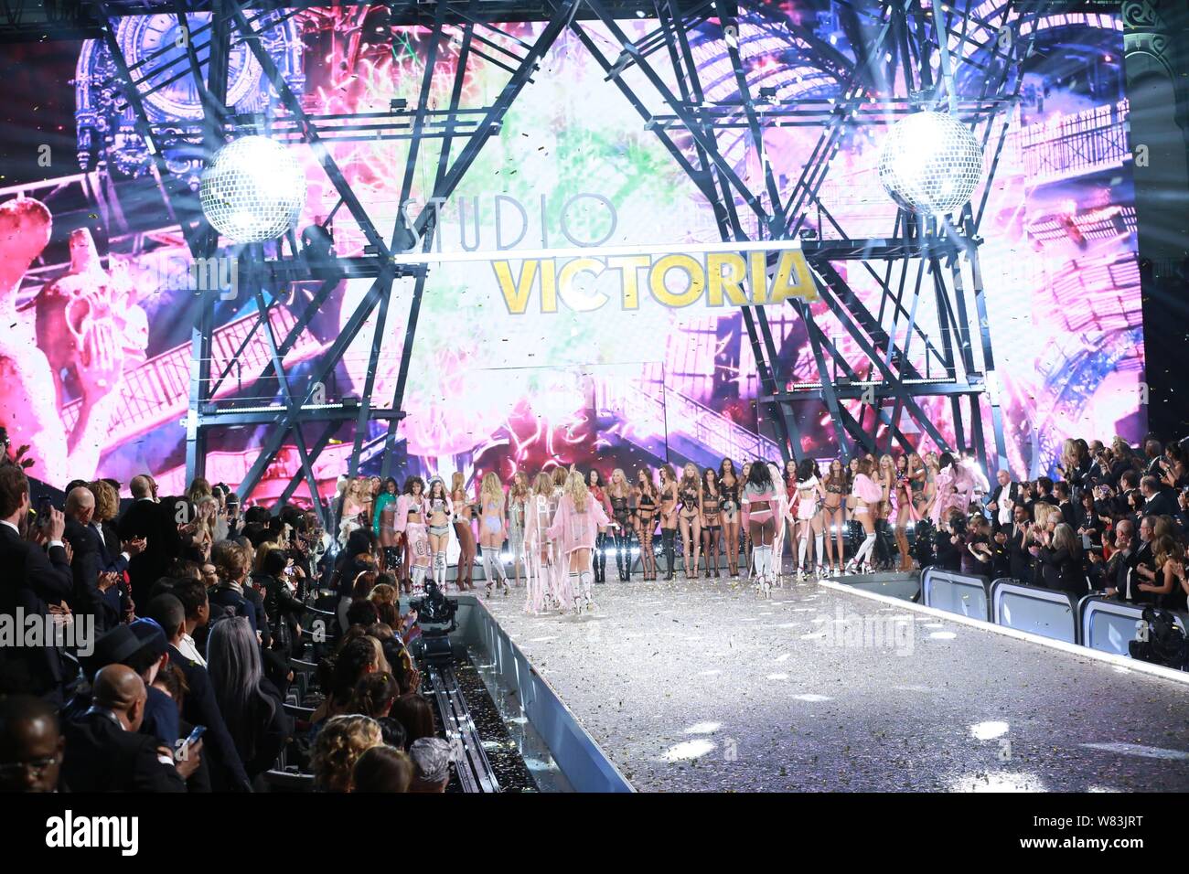 Visualizzazione modelli nuove creazioni durante il 2016 Victoria's Secret Fashion Show di Parigi (Francia), 30 novembre 2016. Foto Stock