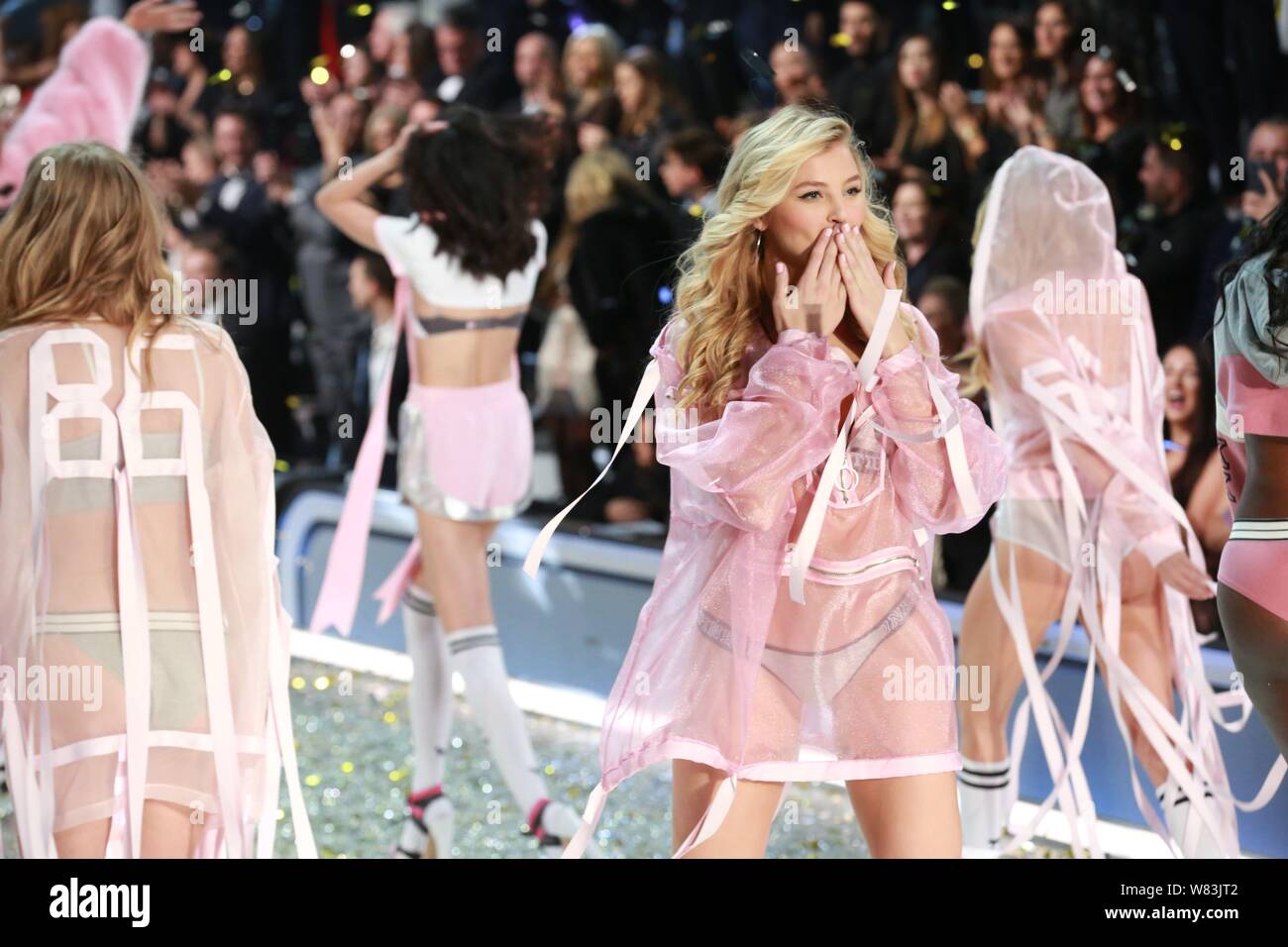 Visualizzazione modelli nuove creazioni durante il 2016 Victoria's Secret Fashion Show di Parigi (Francia), 30 novembre 2016. Foto Stock