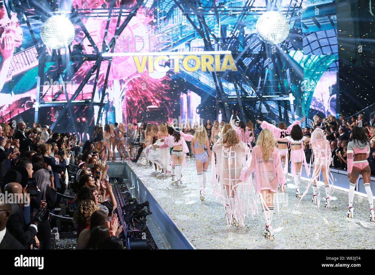 Visualizzazione modelli nuove creazioni durante il 2016 Victoria's Secret Fashion Show di Parigi (Francia), 30 novembre 2016. Foto Stock