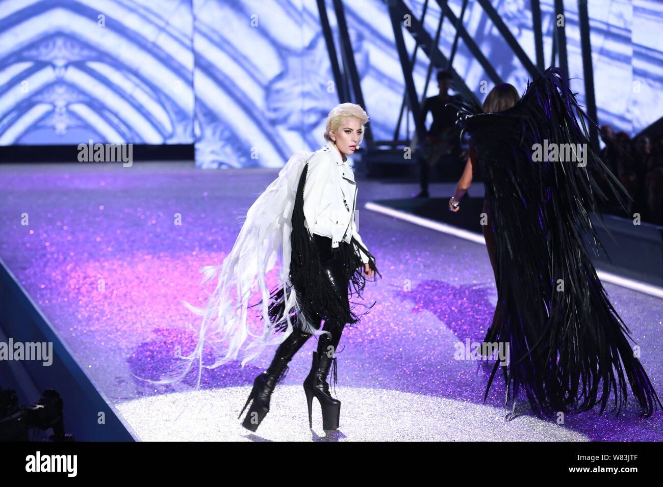 Cantante americana Lady Gaga compie durante il 2016 Victoria's Secret Fashion Show di Parigi (Francia), 30 novembre 2016. Foto Stock