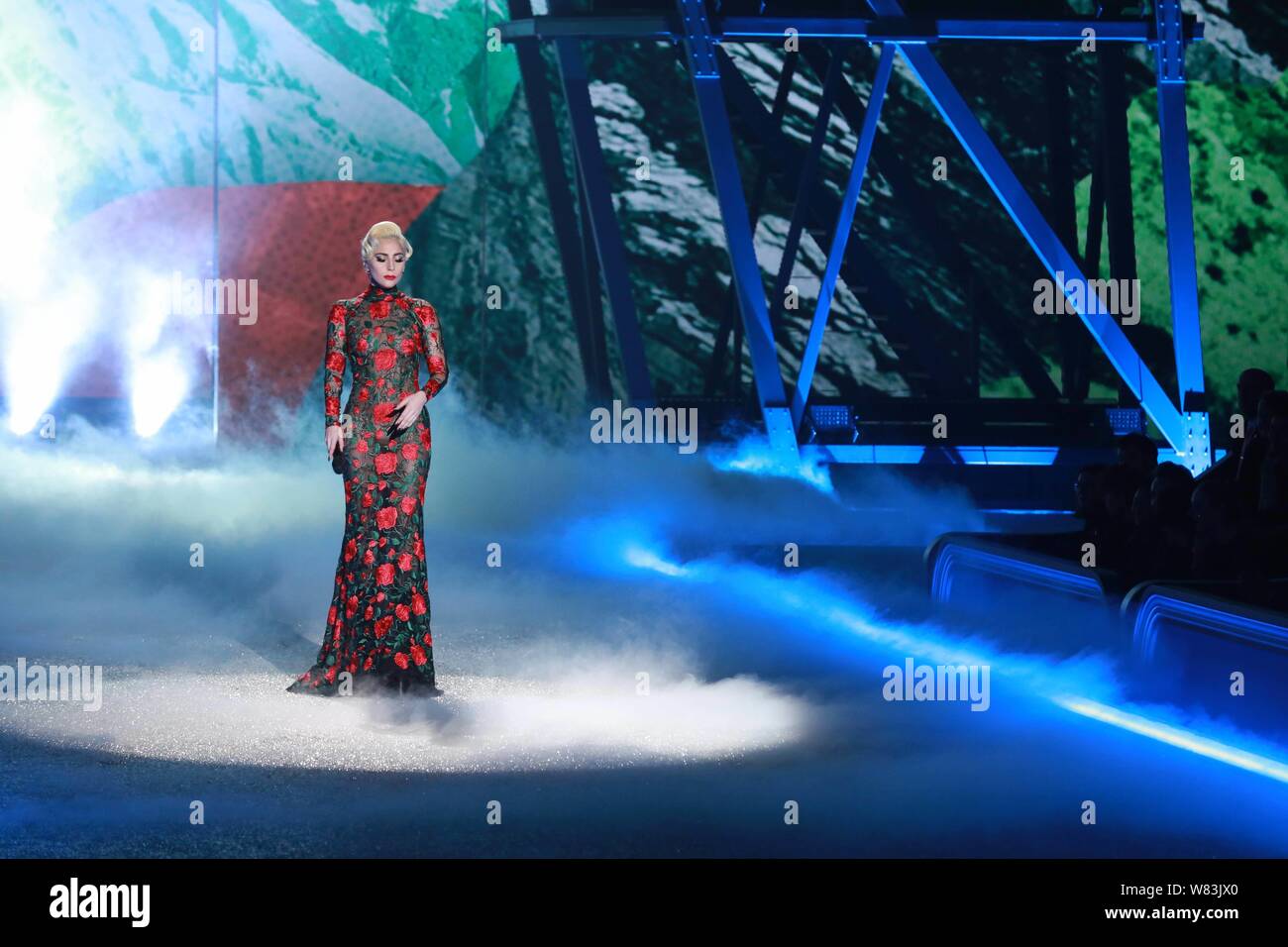Cantante americana Lady Gaga compie durante il 2016 Victoria's Secret Fashion Show di Parigi (Francia), 30 novembre 2016. Foto Stock