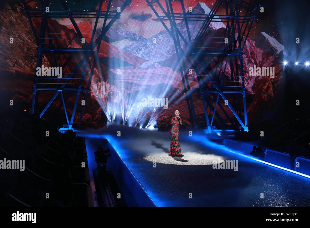 Cantante americana Lady Gaga compie durante il 2016 Victoria's Secret Fashion Show di Parigi (Francia), 30 novembre 2016. Foto Stock