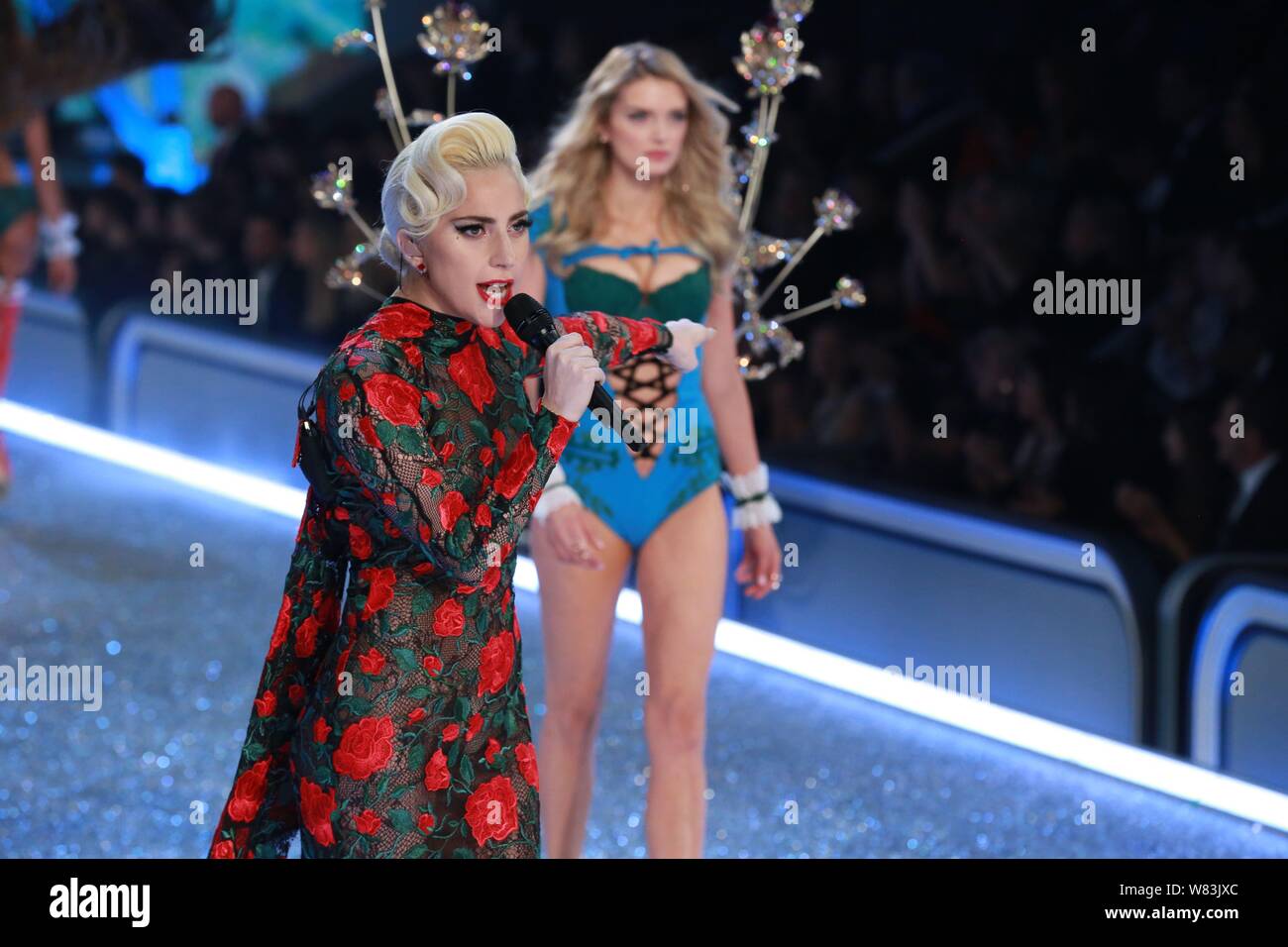 Cantante americana Lady Gaga compie durante il 2016 Victoria's Secret Fashion Show di Parigi (Francia), 30 novembre 2016. Foto Stock
