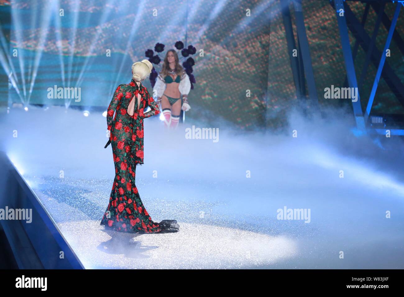 Cantante americana Lady Gaga compie durante il 2016 Victoria's Secret Fashion Show di Parigi (Francia), 30 novembre 2016. Foto Stock