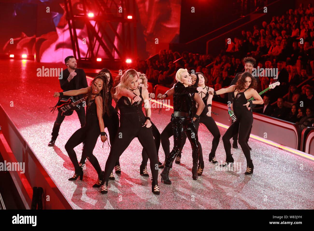Cantante americana Lady Gaga compie durante il 2016 Victoria's Secret Fashion Show di Parigi (Francia), 30 novembre 2016. Foto Stock