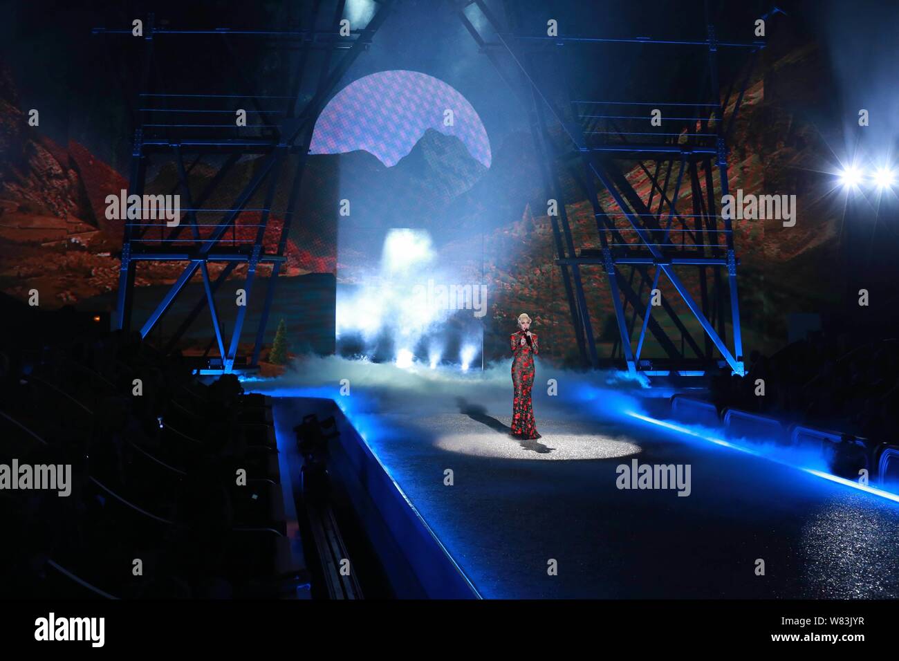 Cantante americana Lady Gaga compie durante il 2016 Victoria's Secret Fashion Show di Parigi (Francia), 30 novembre 2016. Foto Stock