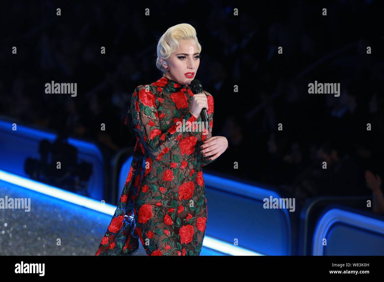 Cantante americana Lady Gaga compie durante il 2016 Victoria's Secret Fashion Show di Parigi (Francia), 30 novembre 2016. Foto Stock