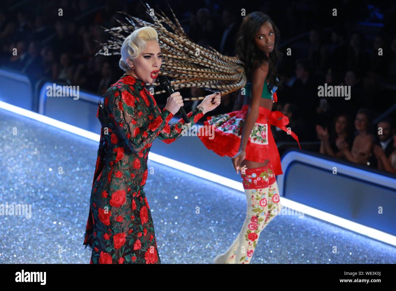Cantante americana Lady Gaga compie durante il 2016 Victoria's Secret Fashion Show di Parigi (Francia), 30 novembre 2016. Foto Stock
