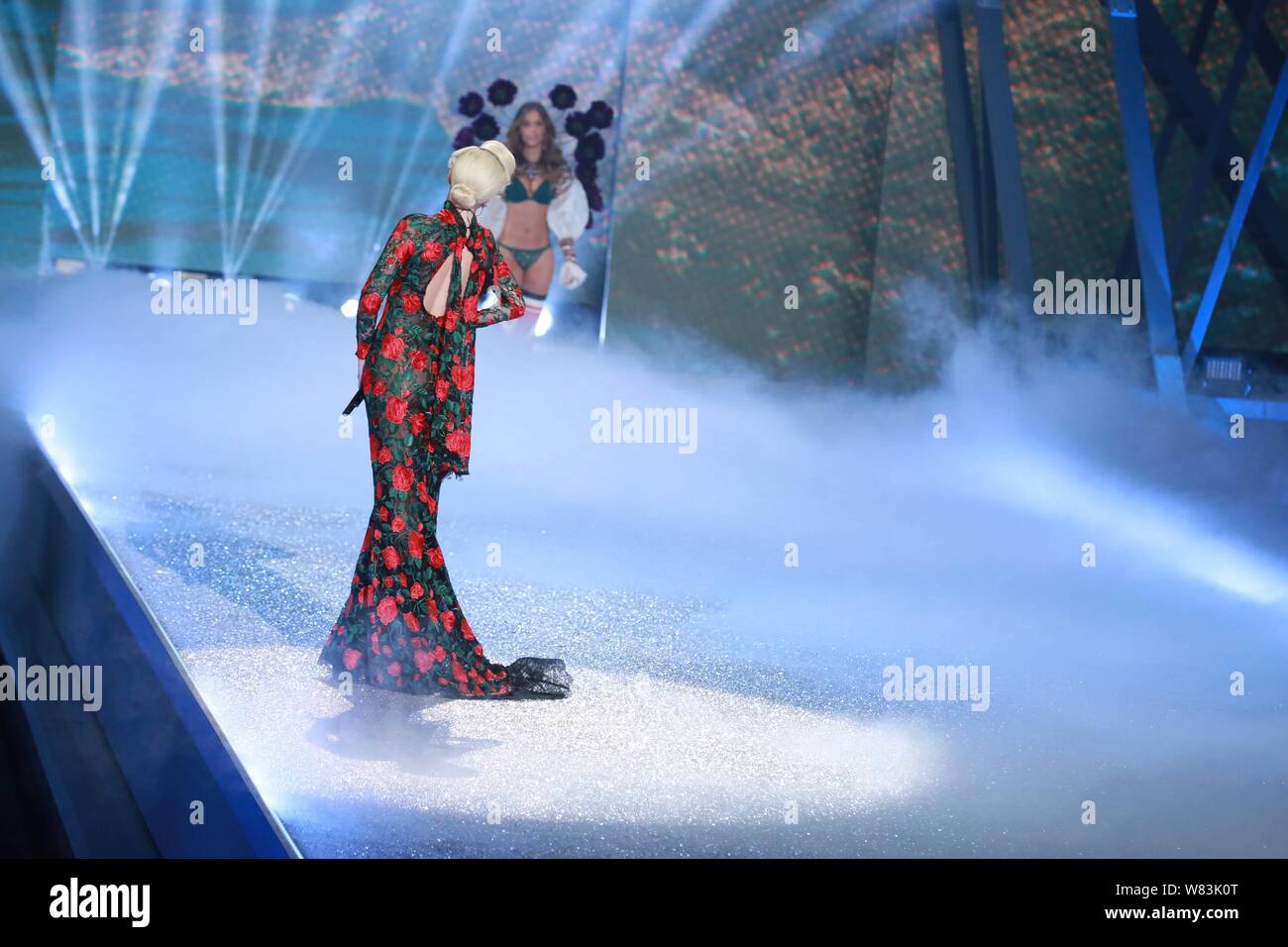 Cantante americana Lady Gaga compie durante il 2016 Victoria's Secret Fashion Show di Parigi (Francia), 30 novembre 2016. Foto Stock