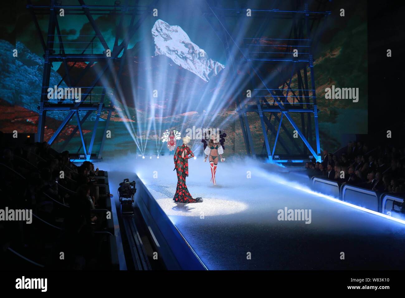 Cantante americana Lady Gaga compie durante il 2016 Victoria's Secret Fashion Show di Parigi (Francia), 30 novembre 2016. Foto Stock