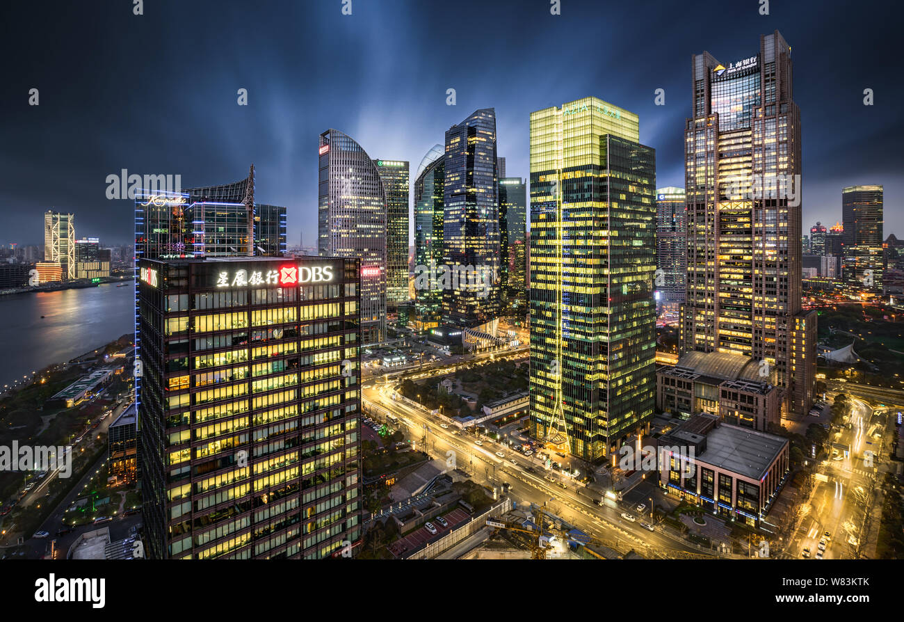 Vista notturna del Quartiere Finanziario di Lujiazui con alti edifici e grattacieli di Pudong, Shanghai, Cina, 25 marzo 2016. Foto Stock