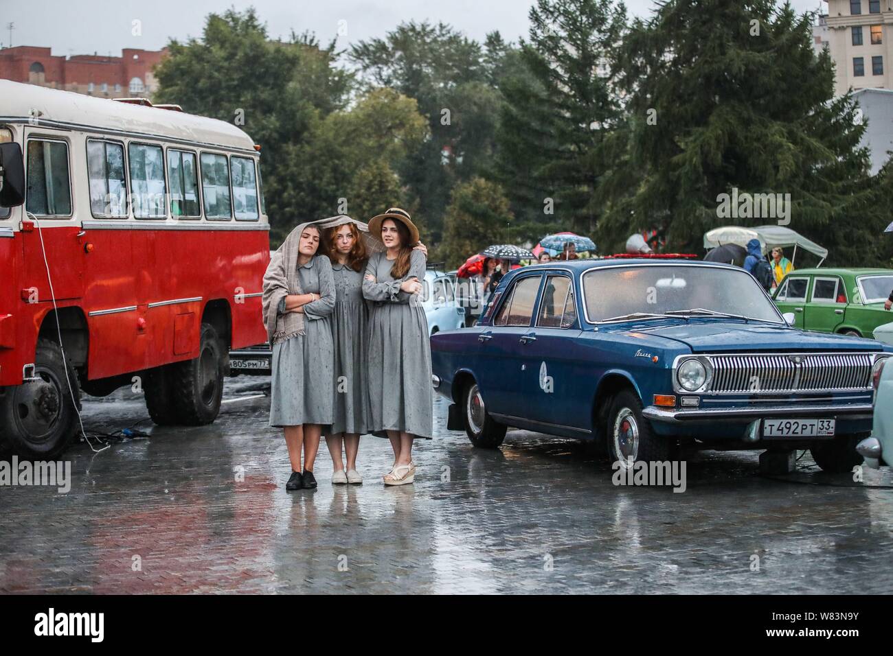 Pechino, la Russia. Il 7 agosto, 2019. Attrici prendere parte in una street performance nel centro di Mosca, Russia, il 7 agosto, 2019. "Probka Mira", una street performance raffigurante un ingorgo, ha avuto luogo nel parco Muzeon del centro di Mosca il mercoledì. Circa 200 gli attori hanno preso parte le prestazioni. Credito: Maxim Chernavsky/Xinhua Foto Stock
