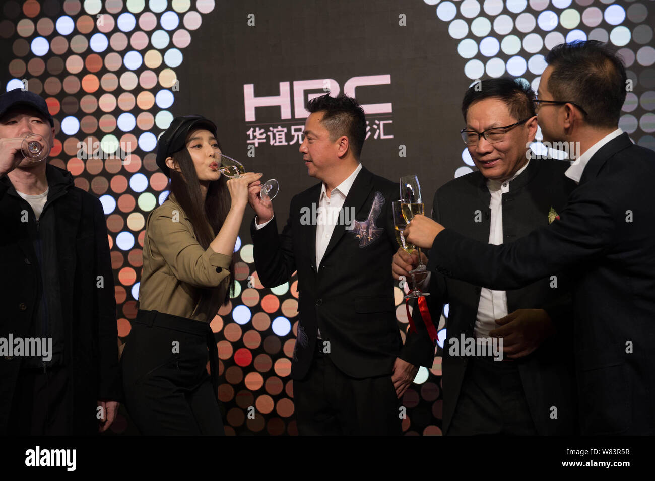 Attrice cinese Fan Bingbing, seconda a sinistra, bevande champagne di Wang Zhonglei, presidente di Huayi Brothers Media Corporation, durante la cerimonia di apertura o Foto Stock