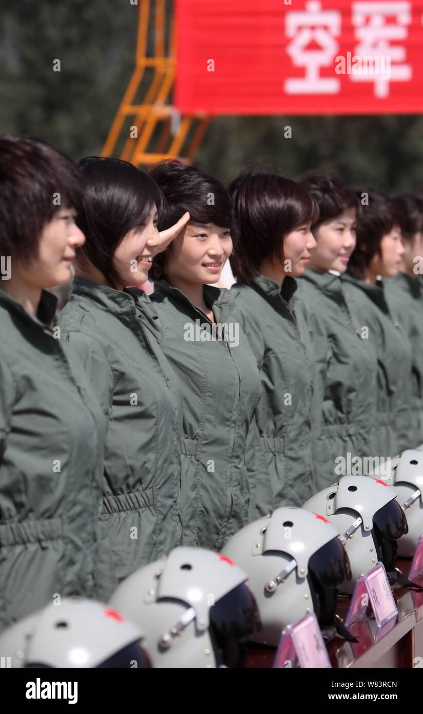 --FILE--femmina combattente cinese pilota jet Yu Xu, la terza a sinistra, saluta accanto agli altri piloti femmina durante un nuovo volo abiti cerimonia di consegna presso un airp Foto Stock