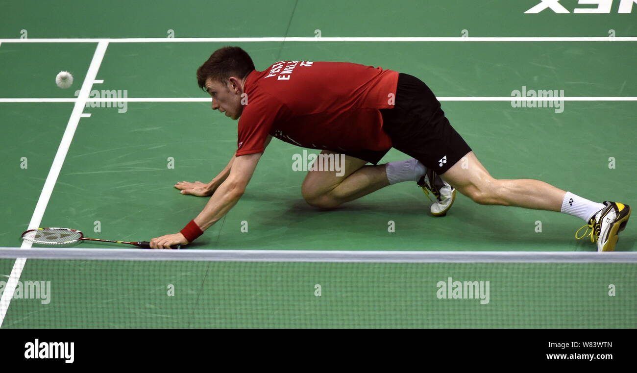 Toby Penty di Inghilterra reagisce nel match di qualificazione contro Riichi Takeshita del Giappone durante l'Overgrip Yonex-SUNRISE Hong Kong Open Badminton Championsh Foto Stock