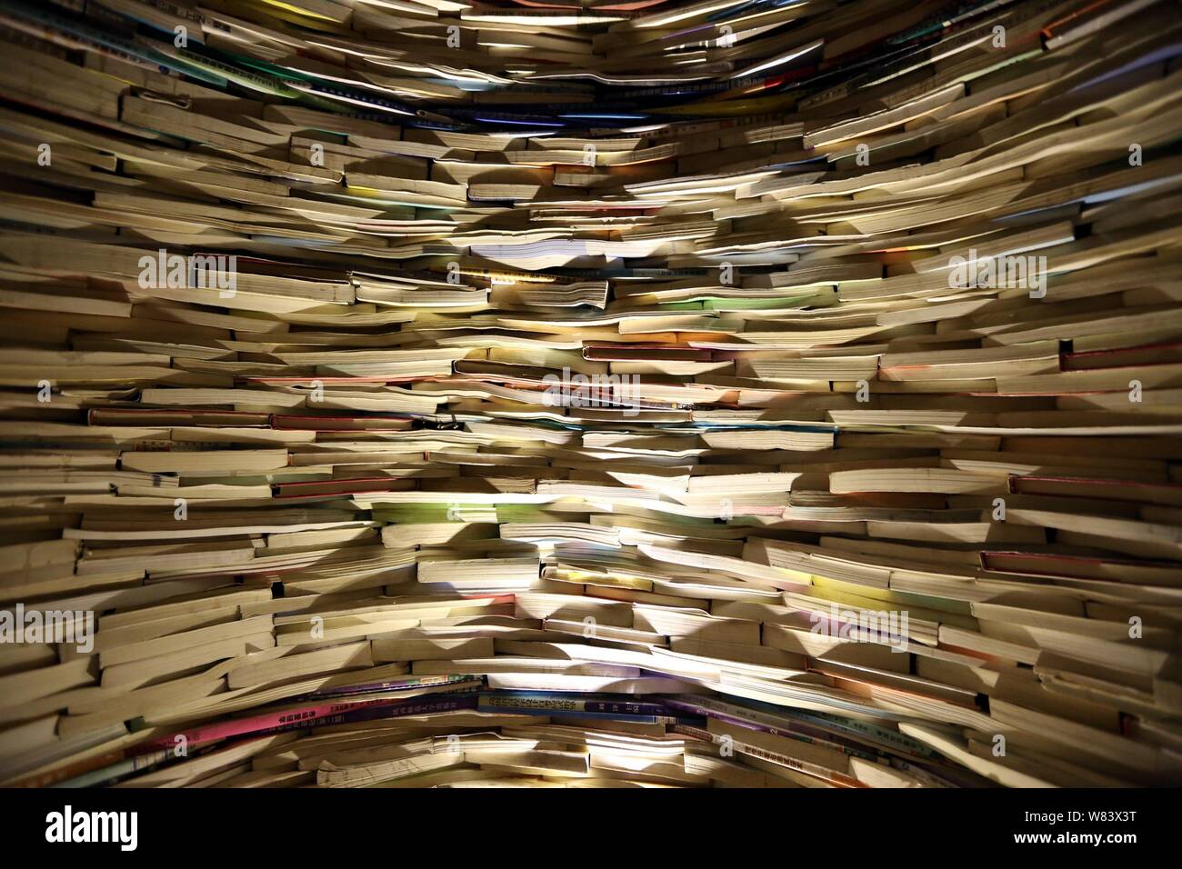 Un ben conformato installazione composta di libri scartati da madre cinese per ricordare la figlia di mai la lettura di libri è meccanicamente sul display a c Foto Stock