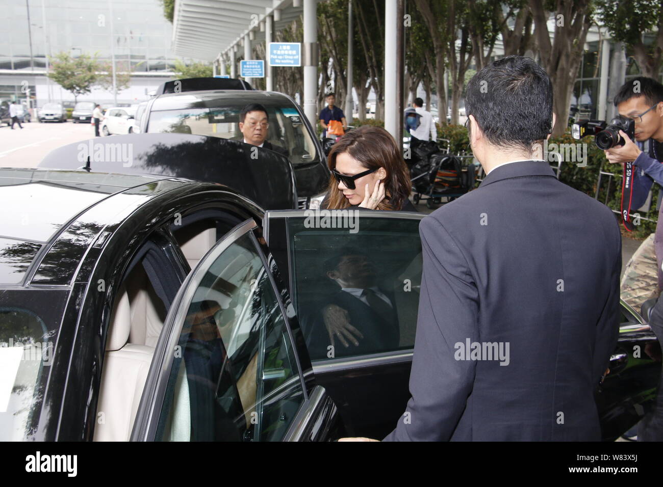 Cantante inglese e socialite Victoria Beckham passi in un'auto presso l'Aeroporto Internazionale di Hong Kong a Hong Kong, Cina, 9 novembre 2016. Foto Stock