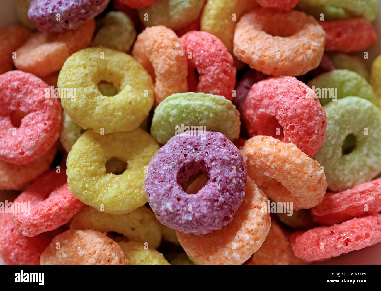 Close-up zuccherini colorati a forma di anello di frutta cereali aromatizzato Foto Stock