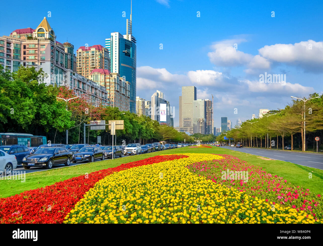 Vista di fiori sul Shennan Avenue nella città di Shenzhen, Cina del sud della provincia di Guangdong, 6 aprile 2016. Della Cina di bolla di asset non è scoppiato lo scorso anno Foto Stock