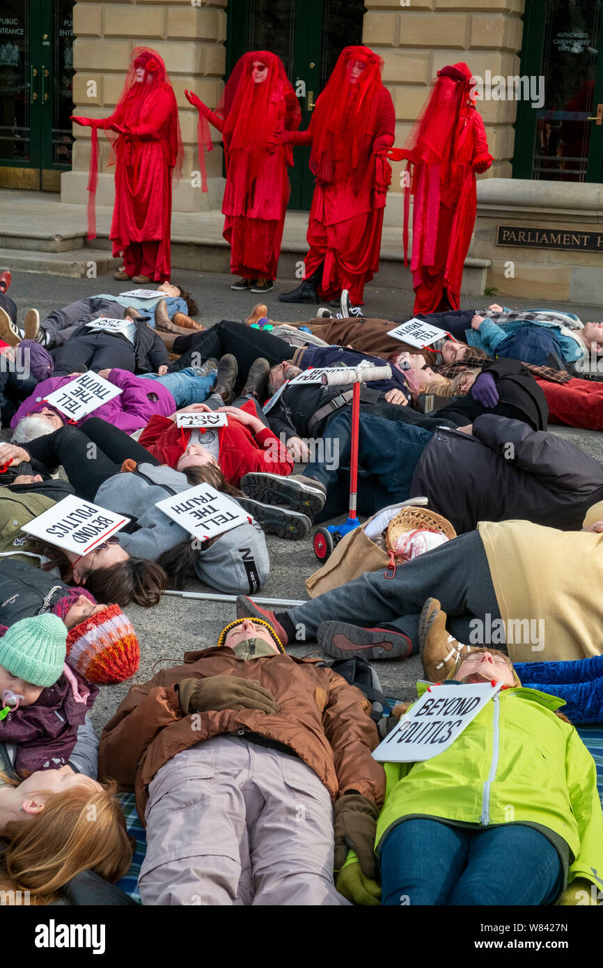 I manifestanti alla estinzione della ribellione protestare contro il cambiamento climatico inazione, eseguire un 'die-NELL' al di fuori del Parlamento della Tasmania in Hobart, oggi (giovedì 8 agosto 2019) Foto Stock