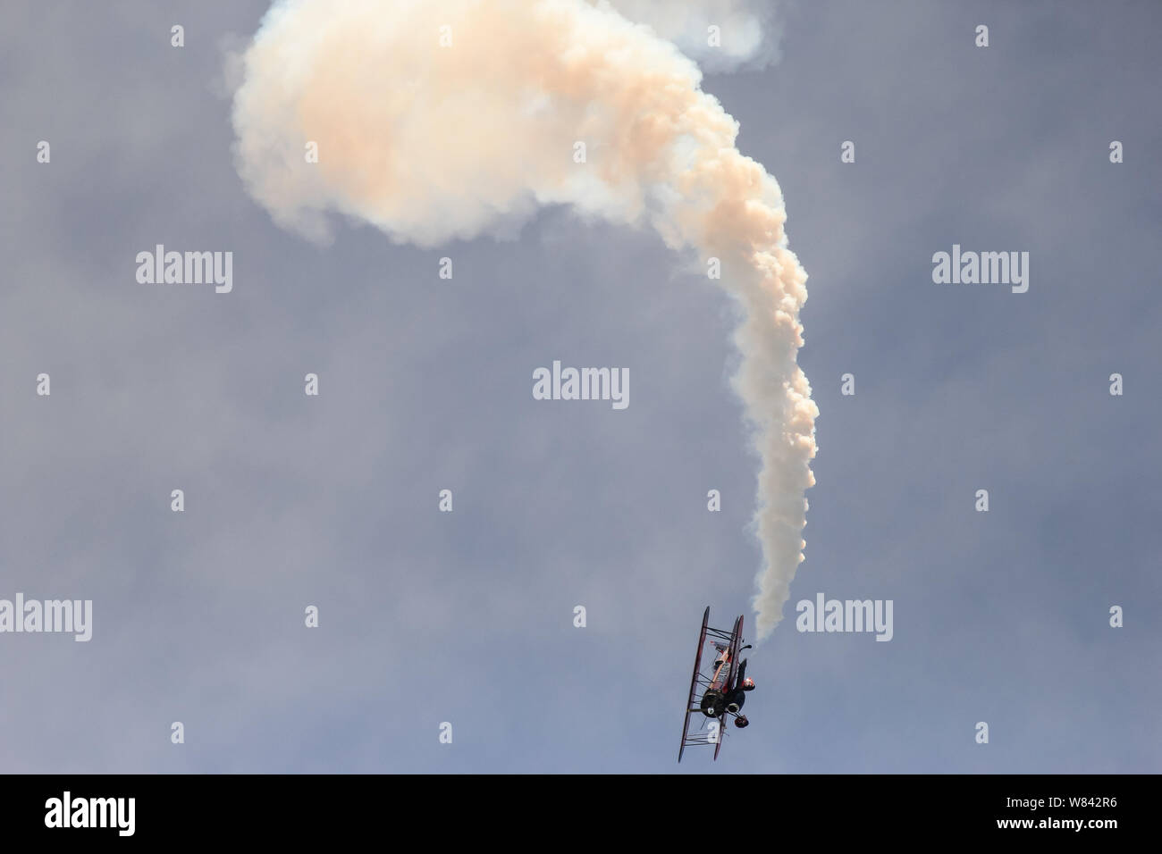 Sean D. Tucker - un aviatore acrobatico chi è sponsorizzato da Oracle esegue acrobazie in un'esibizione aerea, Dayton Foto Stock