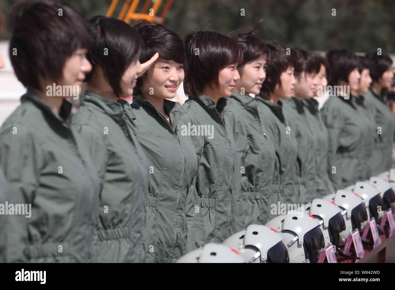 --FILE--femmina combattente cinese pilota jet Yu Xu, la terza a sinistra, saluta accanto agli altri piloti femmina durante un nuovo volo abiti cerimonia di consegna presso un airp Foto Stock