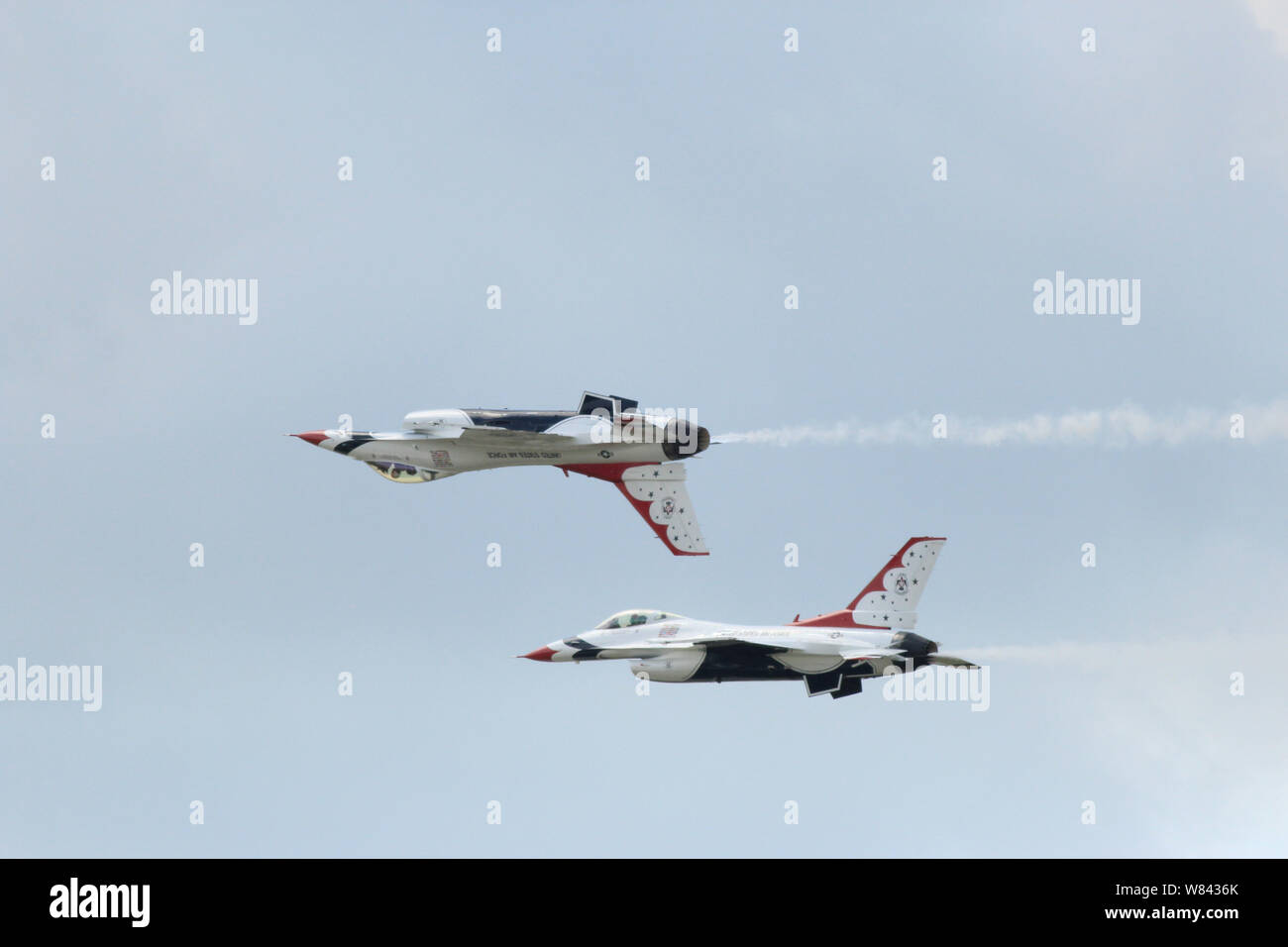 US Air Force Thunderbirds aeroplani esecuzione sincronizzata su giù manovre midair in un'esibizione aerea Foto Stock