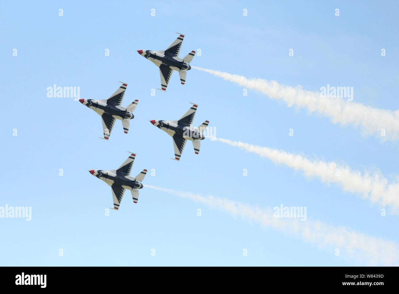 Quattro Thunderbirds eseguendo aereo acrobatico stunt in un'esibizione aerea Foto Stock