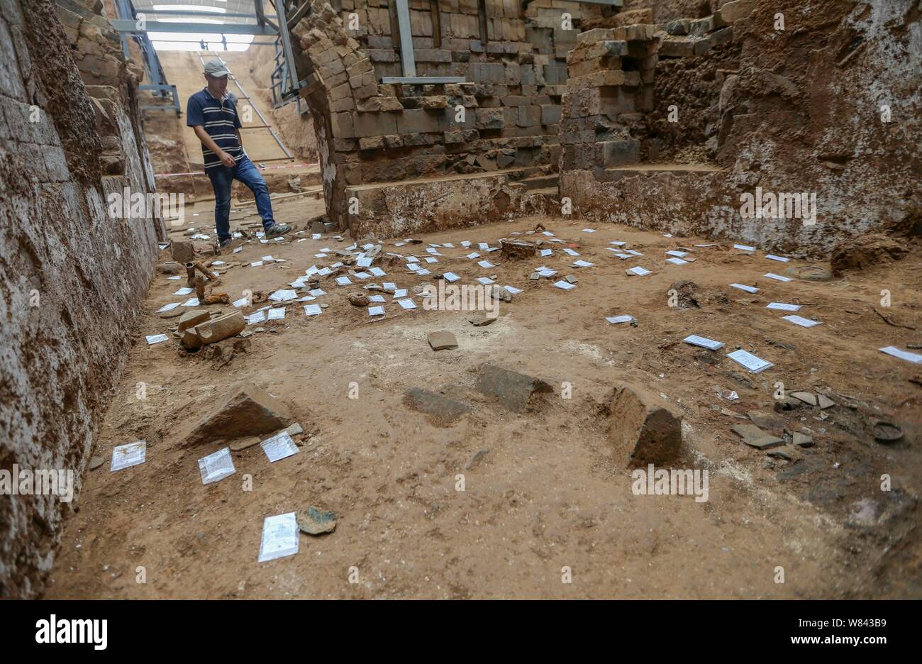 Un archeologo indaga presso il sito dello scavo di una antica tomba risalente al periodo dei Tre Regni (ANNUNCIO 220-280) in Luoyang city, cento Foto Stock