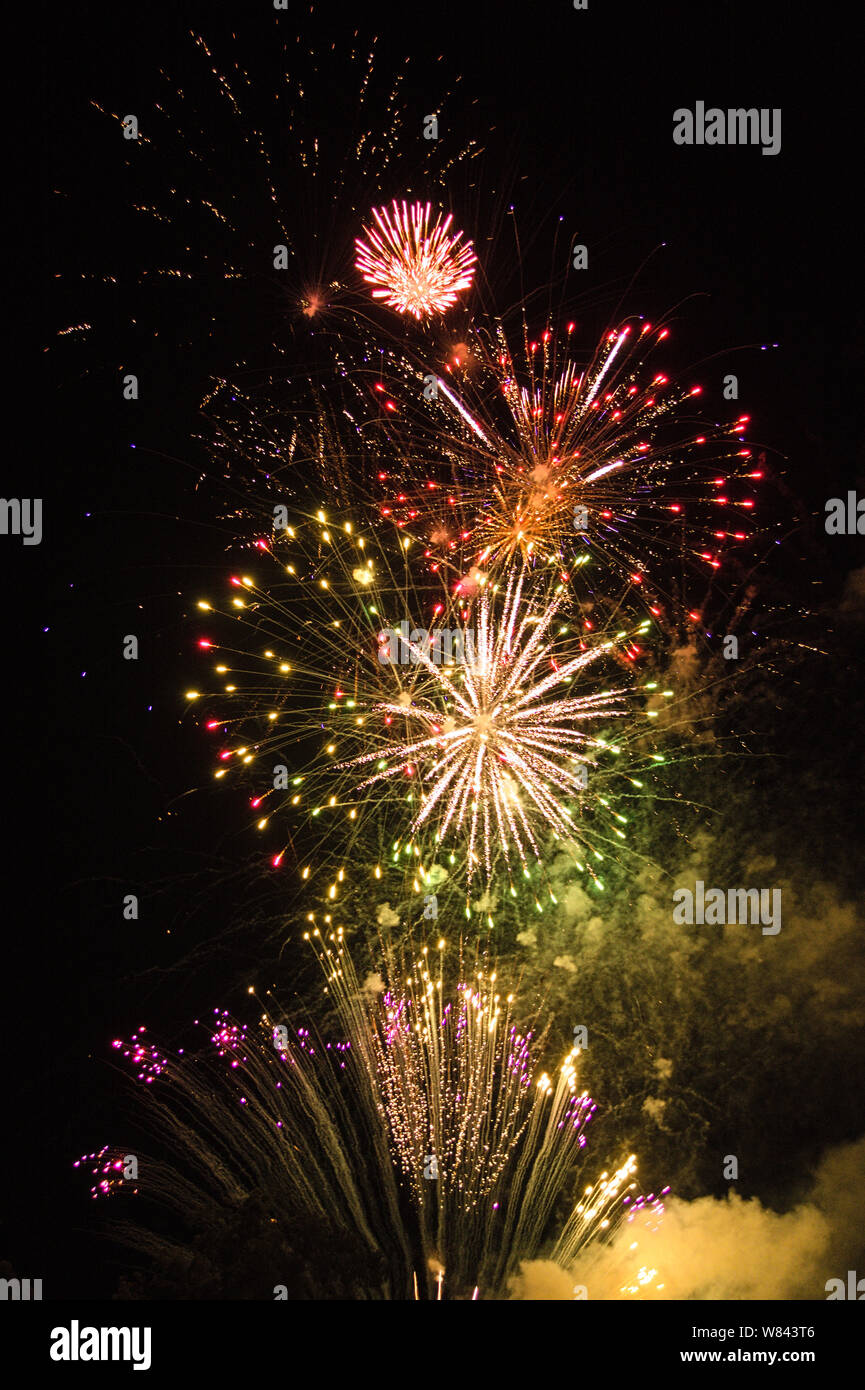 Coloratissimi fuochi d'artificio a colpo singolo Foto Stock