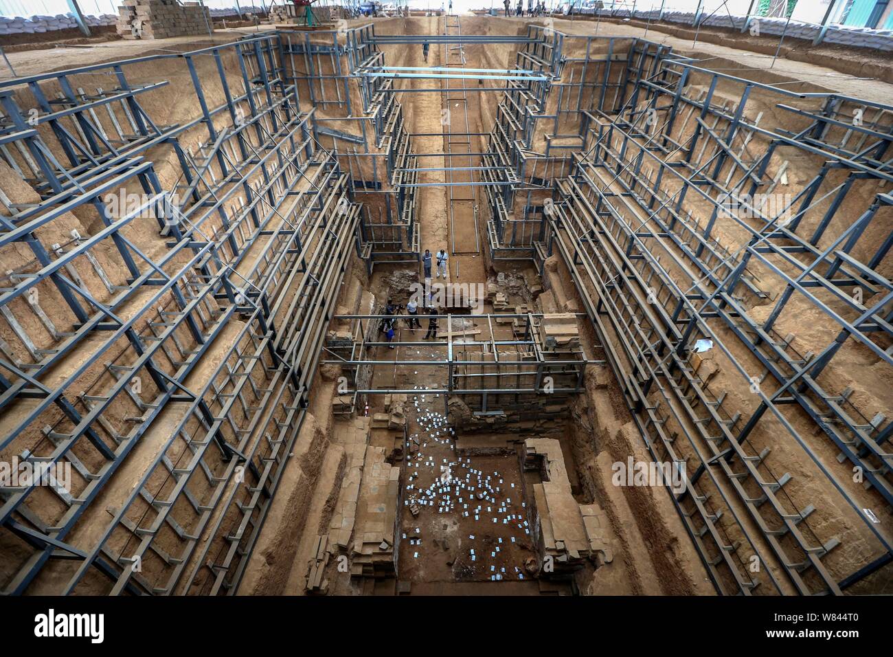 Vista del cantiere di scavo di una antica tomba risalente al periodo dei Tre Regni (ANNUNCIO 220-280) in Luoyang city, centrale della Cina di Henan provinc Foto Stock