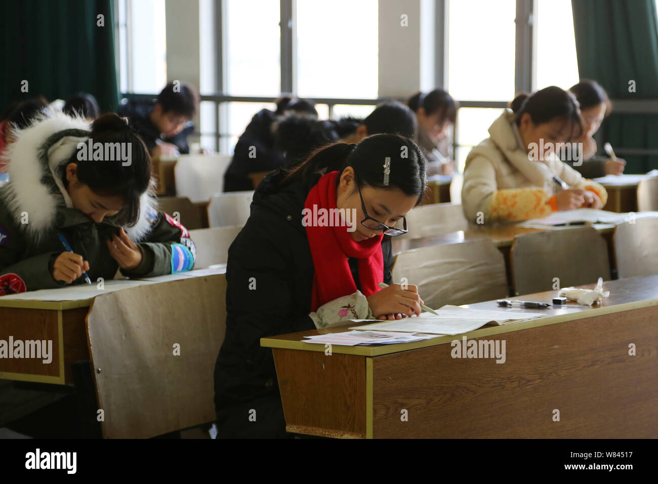 Il cinese examinees sit il Servizio Civile nazionale esame in aula presso una università nella città di Nanjing East cinese della provincia di Jiangsu, 27 Novembre 201 Foto Stock