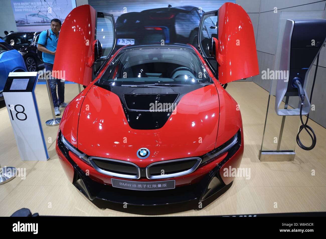 Una BMW i8 plug-in hybrid auto sportiva è sul display durante il XIV Cina (Guangzhou) Salone Internazionale dell'Automobile, noto anche come Auto Guangzhou 2 Foto Stock