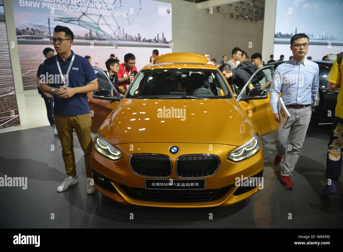 I visitatori di provare una BMW 1 Series auto sul display durante il XIV Cina (Guangzhou) Salone Internazionale dell'Automobile, noto anche come Auto Guangzhou 201 Foto Stock