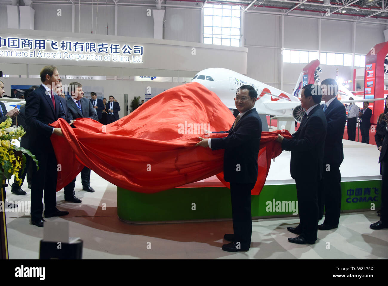Jin Zhuanglong, quarta a destra, Presidente del COMAC (aeromobili commerciali Corp della Cina), Denis Manturov Valentinovich, seconda a sinistra, ministro del Commercio e Foto Stock