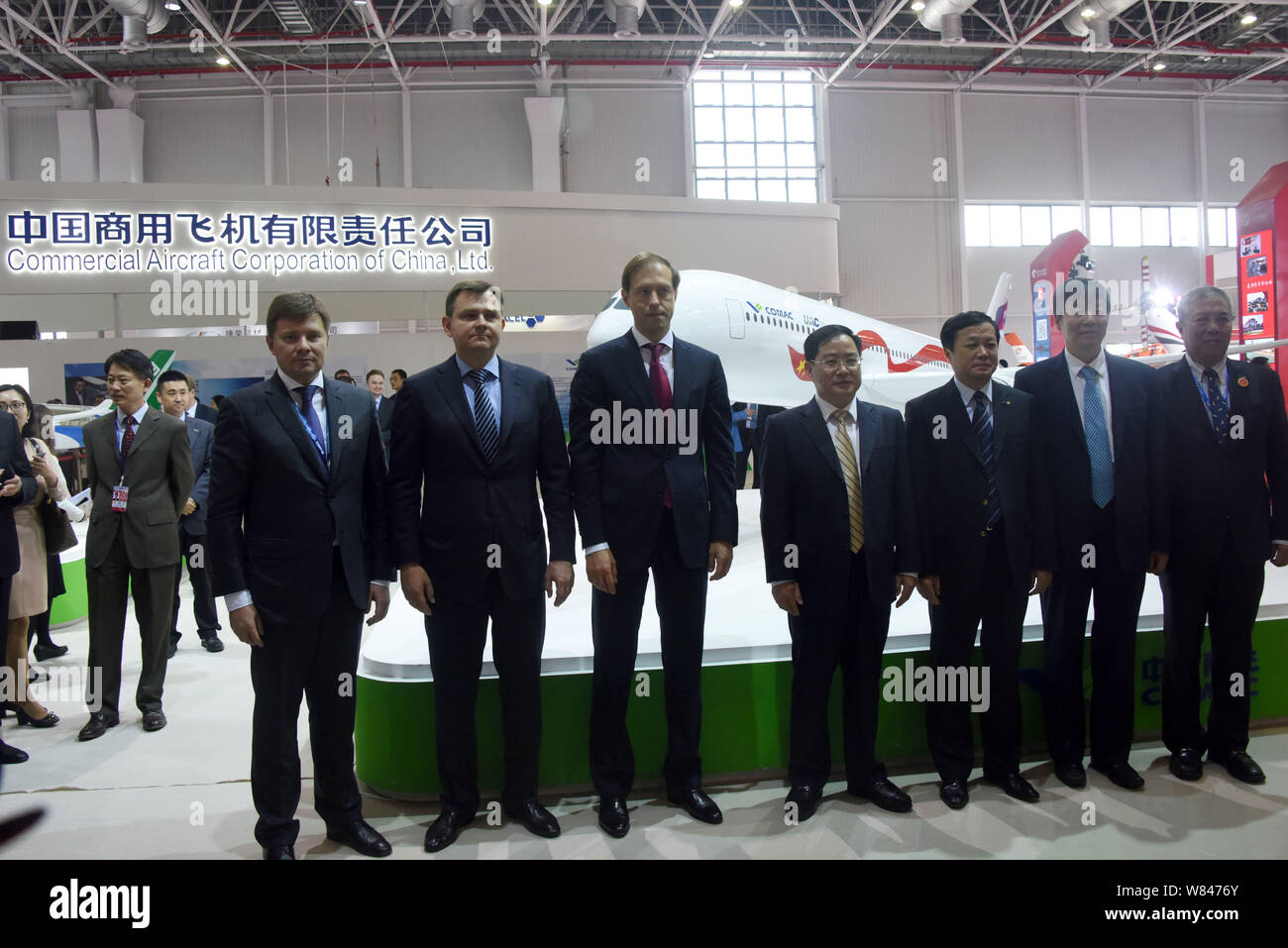 Jin Zhuanglong, quarta a destra, Presidente del COMAC (aeromobili commerciali Corp della Cina), Denis Manturov Valentinovich, quinto a destra, ministro del Commercio e Foto Stock