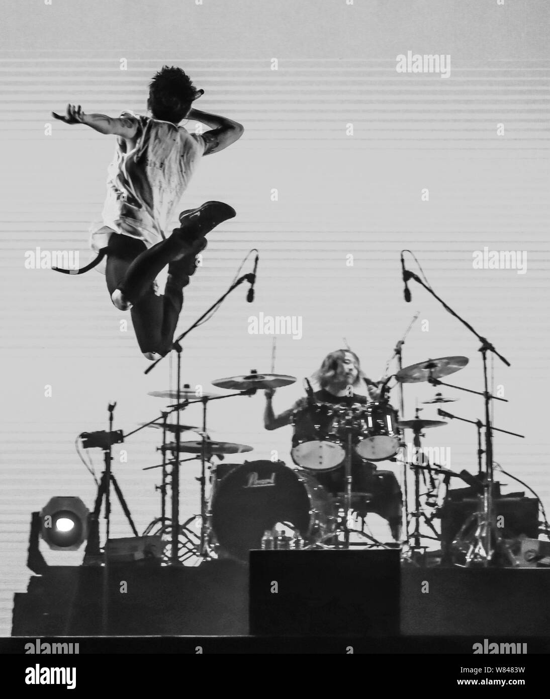 Un membro del rock giapponese una banda rock Ok esegue in un concerto a Shanghai in Cina, 22 novembre 2016. Foto Stock