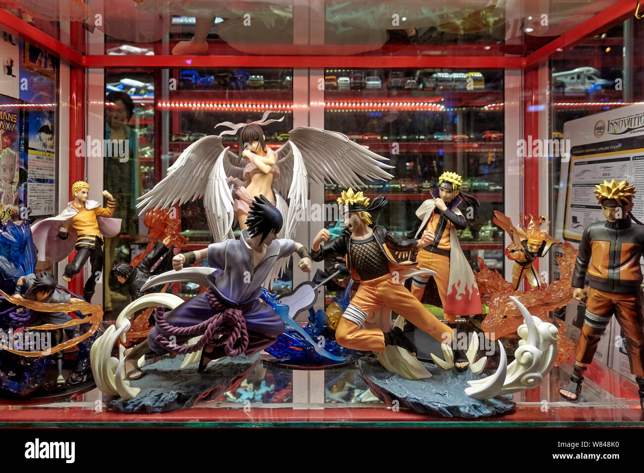 Statue e statuette di anime giapponese i personaggi dei fumetti in un negozio la finestra di visualizzazione Foto Stock