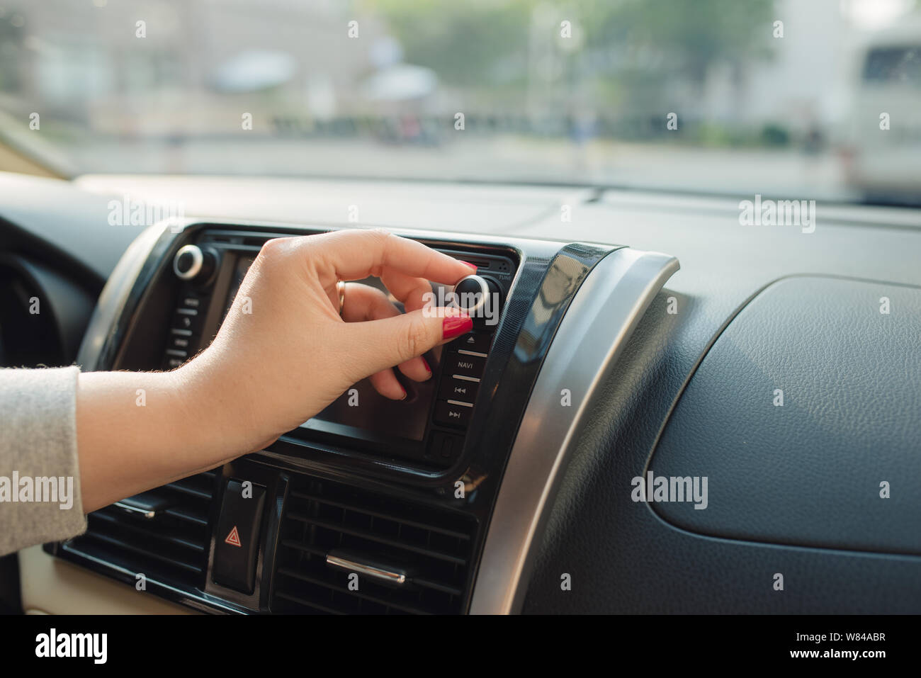Accensione radio in auto guidando home. Foto Stock
