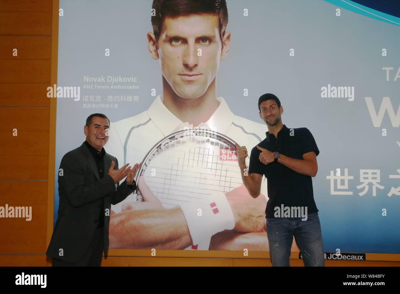 Novak Djokovic di Serbia, a destra pone per le foto con un annuncio con una foto di lui dopo essere arrivati per il 2016 Shanghai Rolex Masters Foto Stock