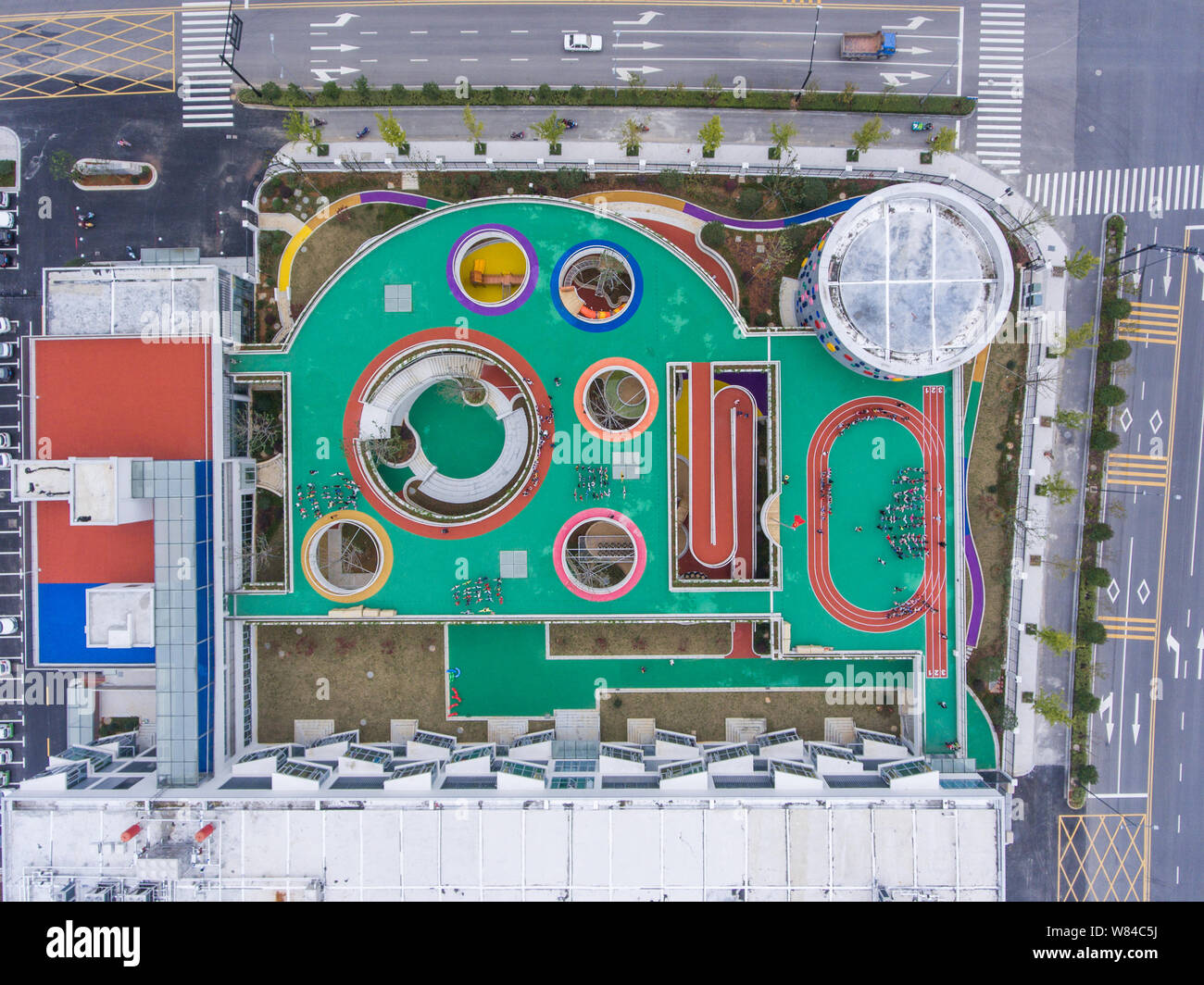 Vista aerea di binari di scorrimento sul tetto di un edificio ad una di nuova apertura scuola materna di Huzhou, est della Cina di provincia dello Zhejiang, 17 ottobre 2016. Foto Stock