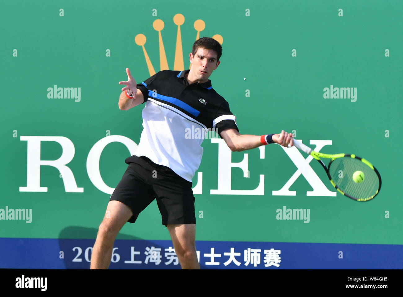 Federico Delbonis di Argentina restituisce un colpo a Kyle Edmund del Regno Unito nel loro primo incontro degli uomini singoli durante il 2016 Shanghai Foto Stock