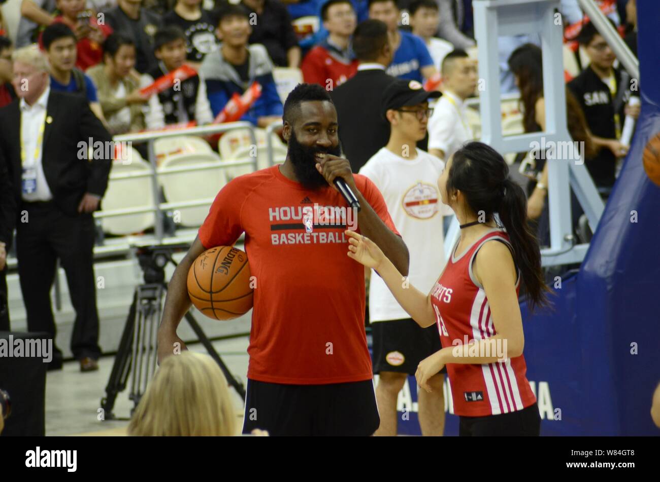 American basketball star James Harden, sinistro di Houston Rockets prende parte a una sessione di formazione per la partita di Shanghai del 2016 NBA Cina giochi in Foto Stock