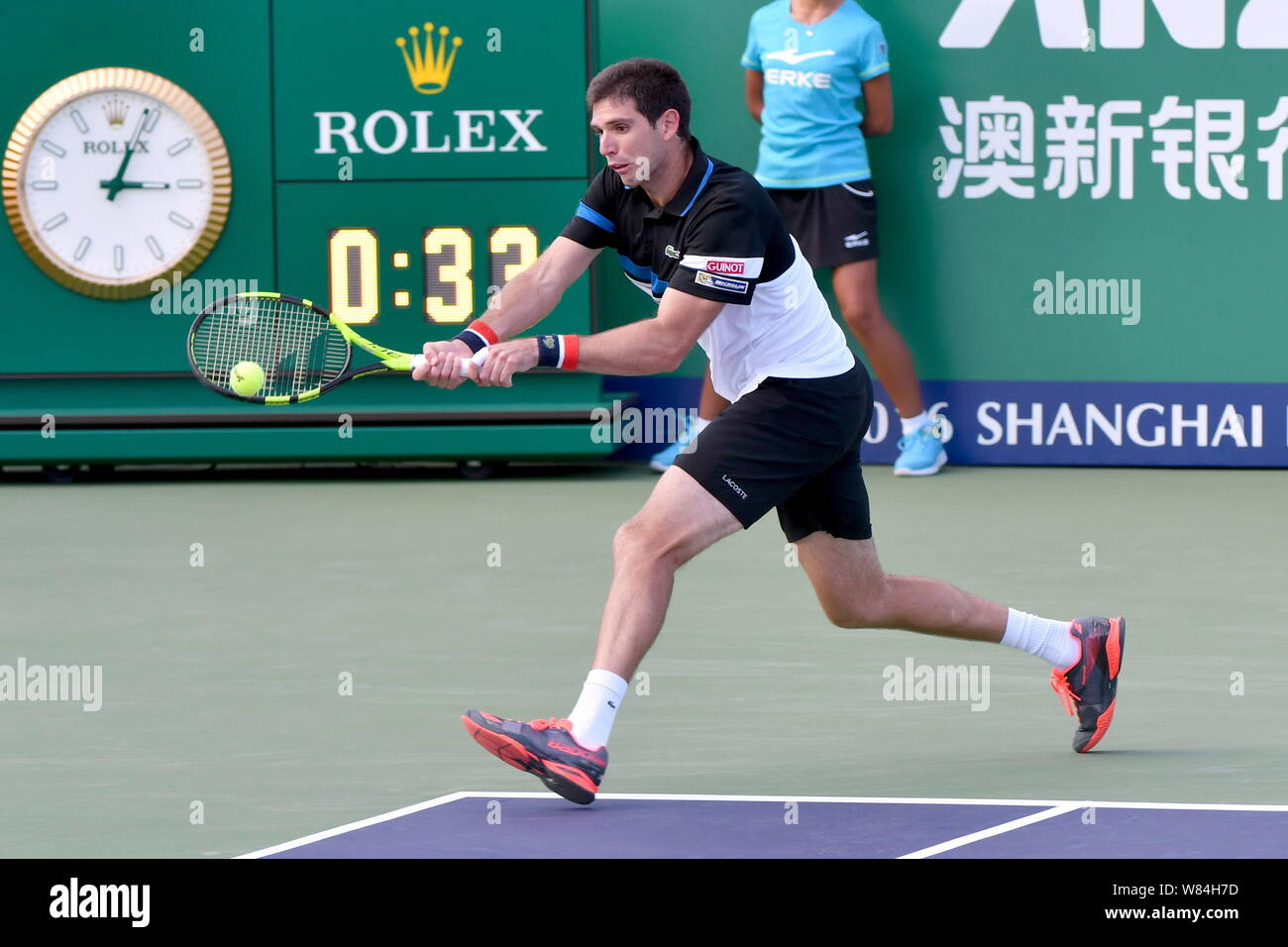 Federico Delbonis di Argentina restituisce un colpo a Kyle Edmund del Regno Unito nel loro primo incontro degli uomini singoli durante il 2016 Shanghai Foto Stock