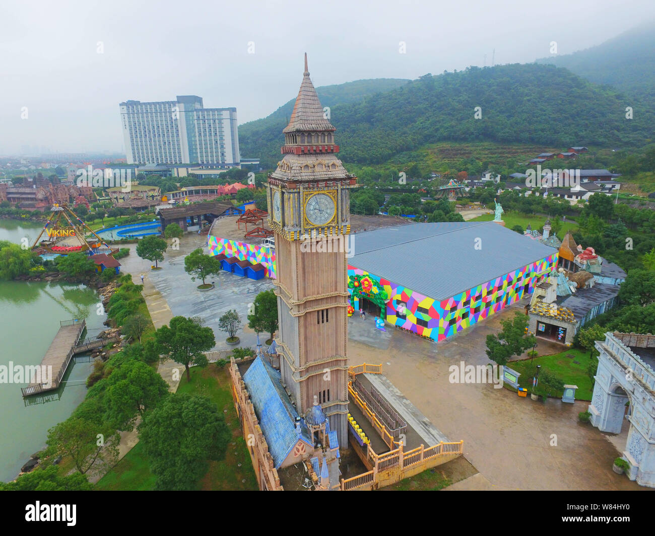 Vista aerea di una replica della grande campana del clock (Big Ben) in corrispondenza di un punto panoramico nella città di Ningbo, Cina orientale della provincia di Zhejiang, 7 ottobre 2016. R Foto Stock