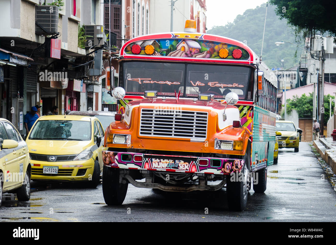 Alcune opzioni di trasporto pubblico della città di Panama downtown, compresi i taxi gialli e la quasi estinti multicolore di scuola-bus di tipo Foto Stock