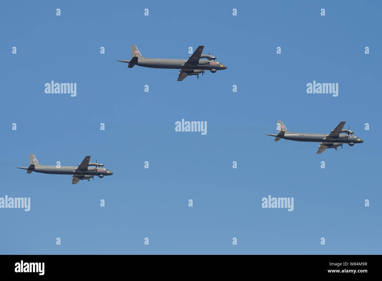 ST. PETERSBURG, Russia - Luglio 25, 2019: tre aerei anti-sommergibili di IL-38H in volo. Un frammento di una prova della parata navale in onore del giorno della marina Foto Stock